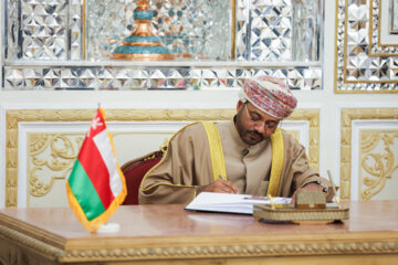 امضای دفتر یادبود وزارت امور خارجه توسط «سید بدر البوسعیدی» وزیر خارجه عمان