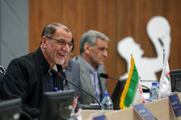 خسروی وفا: مردم ایران، همراه نظام هستند؛ خوشحالم به‌عنوان اولین نفر رای دادم