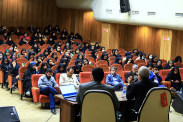 نشست استاندار کرمان با دانشجویان