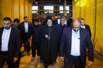 A un an de la réouverture, le président Raïssi visite l'usine Traverse dans la province d'Alborz, à l'ouest de Téhéran