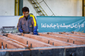 A un an de la réouverture, le président Raïssi visite l'usine Traverse dans la province d'Alborz, à l'ouest de Téhéran