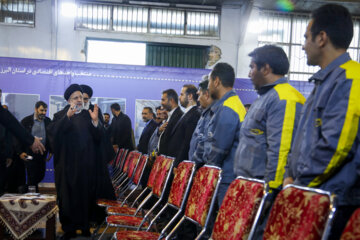 A un an de la réouverture, le président Raïssi visite l'usine Traverse dans la province d'Alborz, à l'ouest de Téhéran