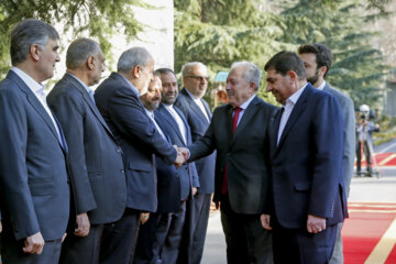 مراسم استقبال رسمی از نخست وزیر سوریه در مجموعه فرهنگی تاریخی سعدآباد مراسم استقبال محمد مخبر از حسین عرنوس نخست وزیر سوریه