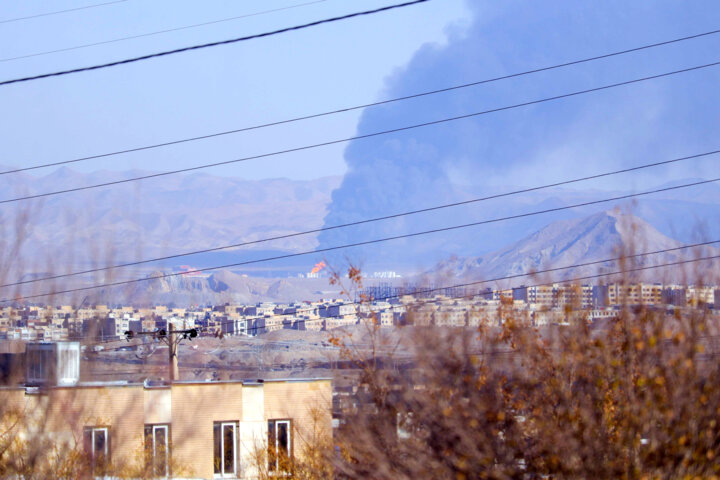 تداوم جدال با آتش و دود در منطقه ویژه اقتصادی بیرجند + فیلم
