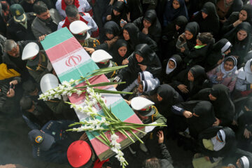 بدرقه شهدا در فارس؛آغوش گشوده فرودگاه شیراز برای خاکسپاری شهید گمنام