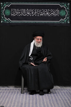 Ayatolá Jameneí asiste a la primera noche de ceremonias de luto por Hazrat Fátima (P)