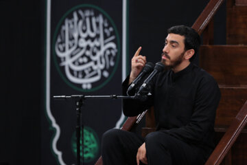 Ayatolá Jameneí asiste a la primera noche de ceremonias de luto por Hazrat Fátima (P)