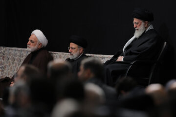 La deuxième nuit de la cérémonie de deuil en hommage à la vénérée Fatima-Zahra (P) à Hosseiniyeh de l'Imam Khomeini de Téhéran. Source de photos : site d’information du Leader de la RII. Décembre 2023. 