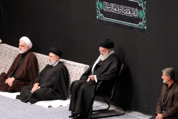 La deuxième nuit de la cérémonie de deuil en hommage à la vénérée Fatima-Zahra (P) à Hosseiniyeh de l'Imam Khomeini de Téhéran. Source de photos : site d’information du Leader de la RII. Décembre 2023. 