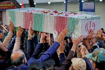 Funérailles massives de martyrs non identifiés en Iran