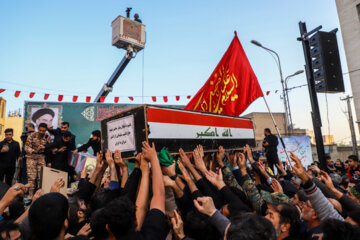 تابوت انتقال پیکر سردار شهید حاج قاسم سلیمانی از عراق به کشور روی دستان مردم اهواز حمل شد.