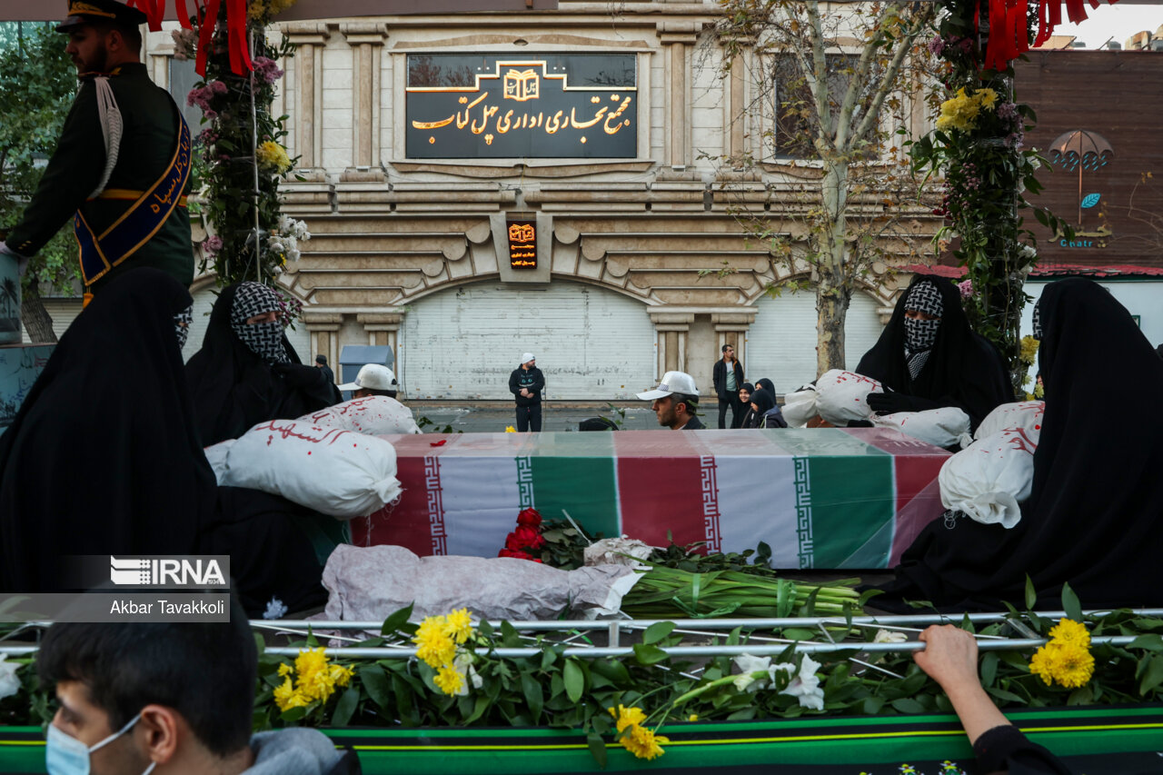 تشییع پیکرهای ۱۱۰ شهید گمنام در تهران