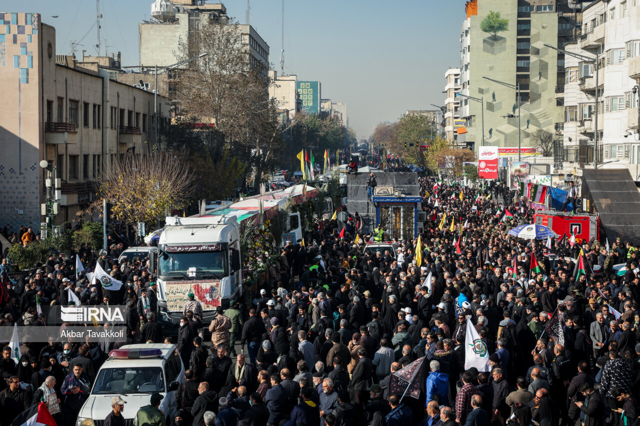 تشییع پیکرهای ۱۱۰ شهید گمنام در تهران