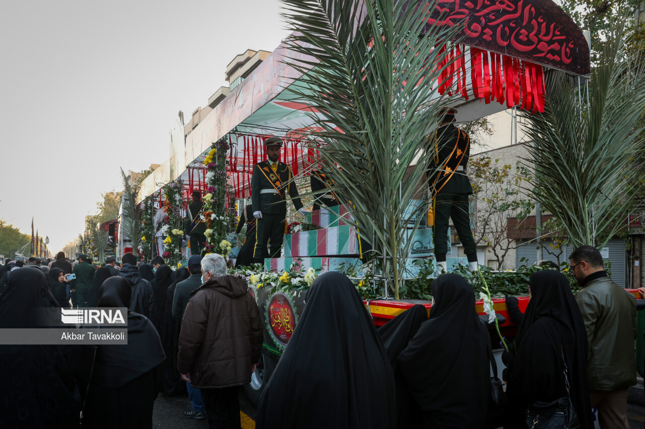 تشییع پیکرهای ۱۱۰ شهید گمنام در تهران