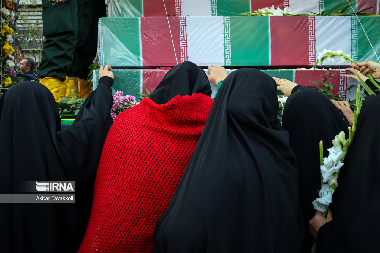 تشییع پیکرهای ۱۱۰ شهید گمنام در تهران