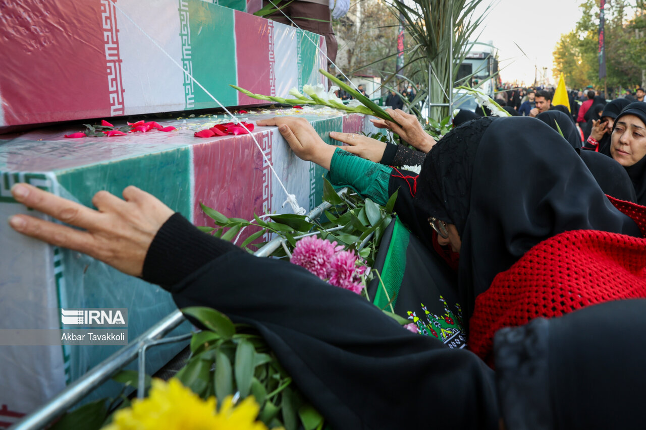 تشییع پیکرهای ۱۱۰ شهید گمنام در تهران