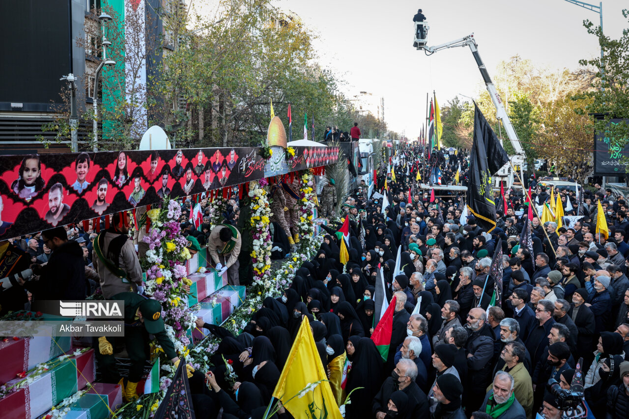 تشییع پیکرهای ۱۱۰ شهید گمنام در تهران