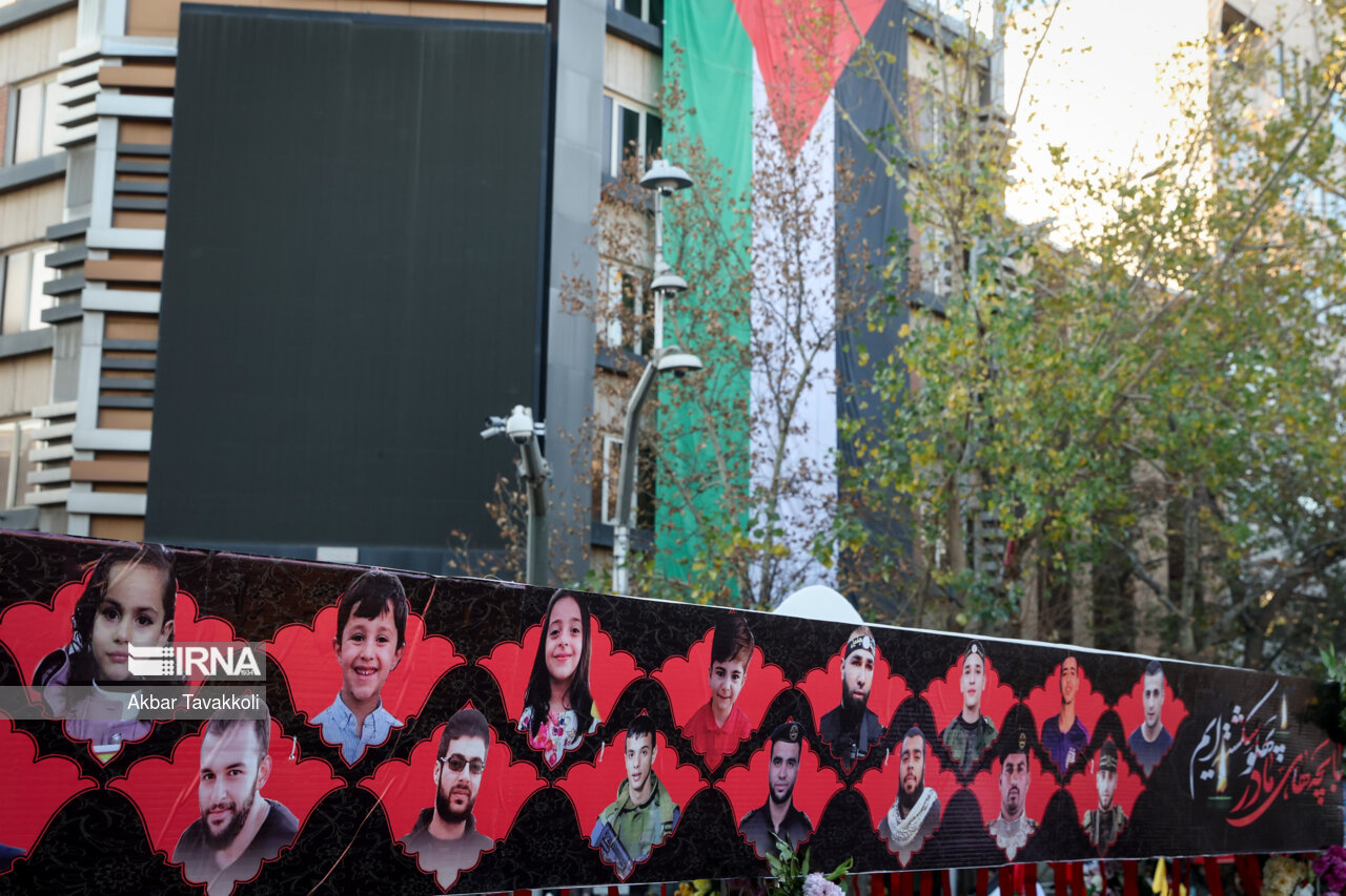 تشییع پیکرهای ۱۱۰ شهید گمنام در تهران