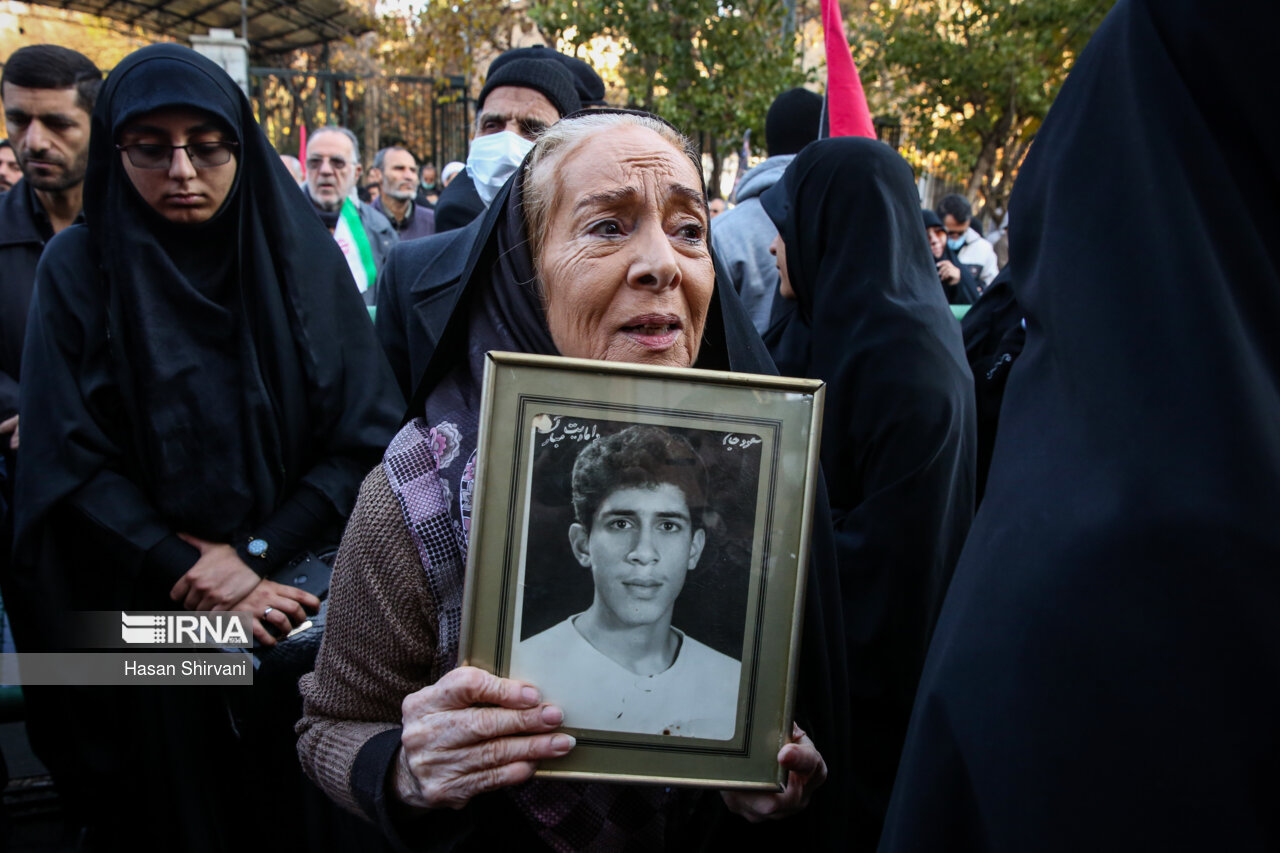 تشییع پیکر ۱۱۰ شهید گمنام در تهران