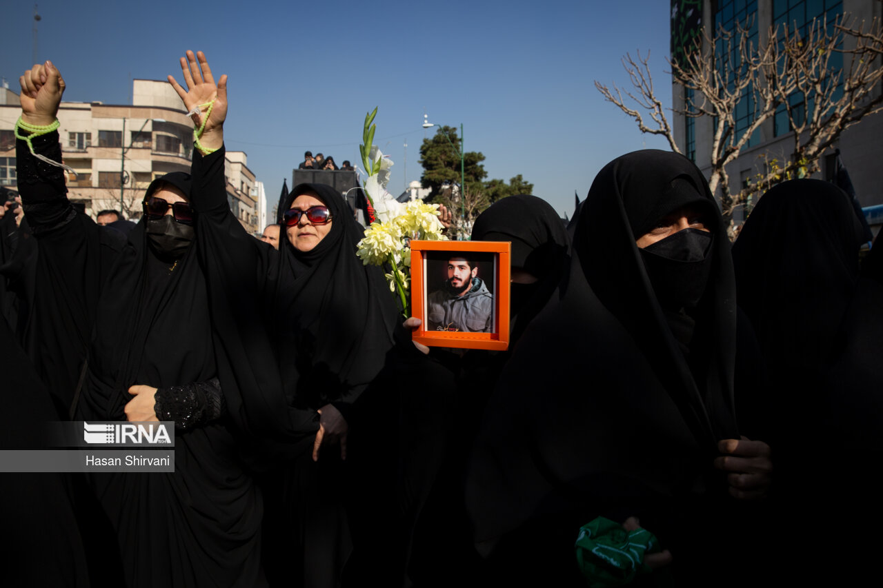 تشییع پیکر ۱۱۰ شهید گمنام در تهران