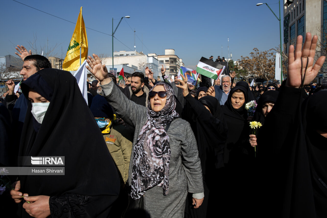 تشییع پیکر ۱۱۰ شهید گمنام در تهران