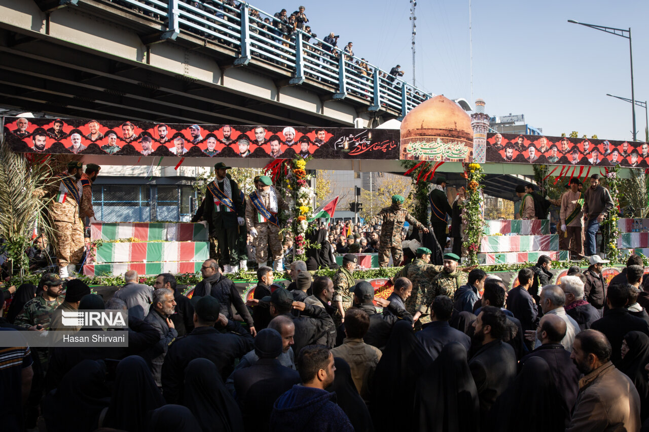 تشییع پیکر ۱۱۰ شهید گمنام در تهران