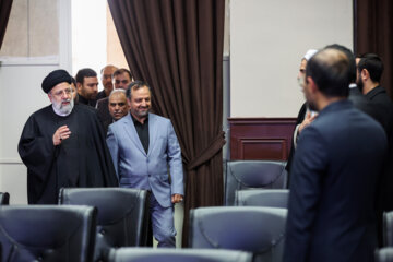 President Raisi visits Ministry of Economy