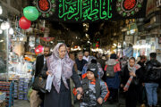 Petits et grands, plongés dans l'ambiance de la nuit Yalda en Iran