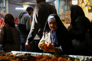 Petits et grands, plongés dans l'ambiance de la nuit Yalda en Iran 