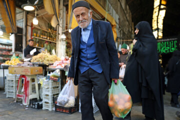 Petits et grands, plongés dans l'ambiance de la nuit Yalda en Iran 