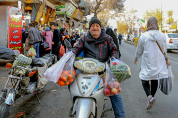 Petits et grands, plongés dans l'ambiance de la nuit Yalda en Iran 