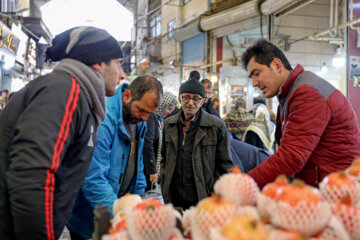 Petits et grands, plongés dans l'ambiance de la nuit Yalda en Iran 