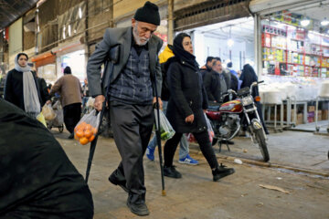 Petits et grands, plongés dans l'ambiance de la nuit Yalda en Iran 