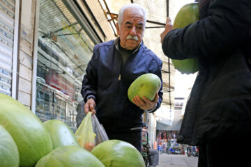 Petits et grands, plongés dans l'ambiance de la nuit Yalda en Iran 