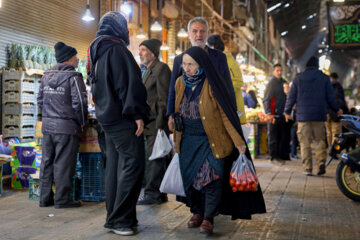 Petits et grands, plongés dans l'ambiance de la nuit Yalda en Iran 