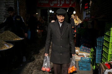 Des gens à Tabriz se préparent pour la nuit de Yalda