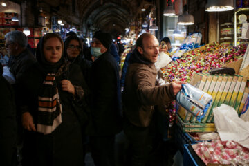 Des gens à Tabriz se préparent pour la nuit de Yalda