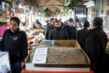Des gens à Tabriz se préparent pour la nuit de Yalda