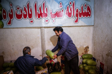 Des gens à Tabriz se préparent pour la nuit de Yalda