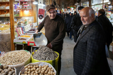 Des gens à Tabriz se préparent pour la nuit de Yalda