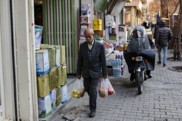 Des gens à Tabriz se préparent pour la nuit de Yalda