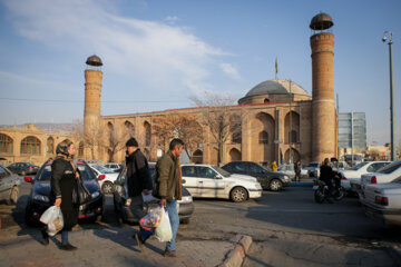 Des gens à Tabriz se préparent pour la nuit de Yalda