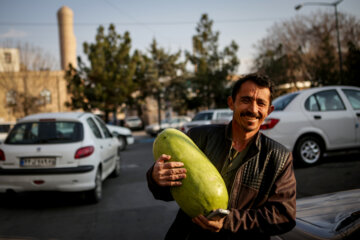 Des gens à Tabriz se préparent pour la nuit de Yalda