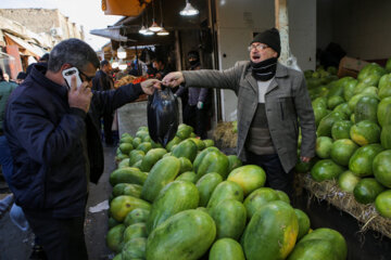 Des gens à Tabriz se préparent pour la nuit de Yalda