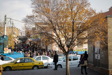 Des gens à Tabriz se préparent pour la nuit de Yalda