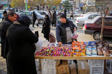 Des gens à Tabriz se préparent pour la nuit de Yalda