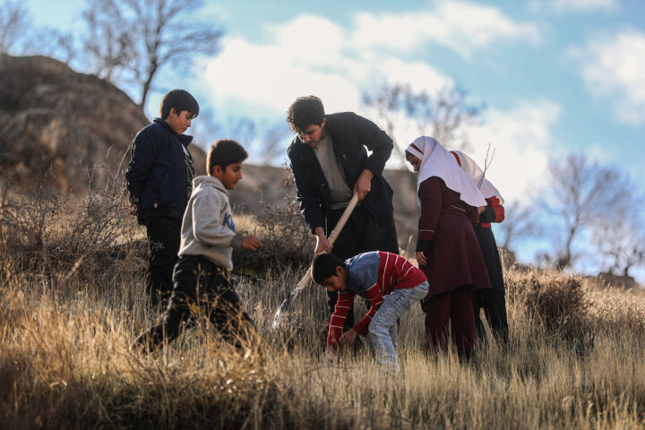 نهال‌کاری دانش آموزان روستای چنگر