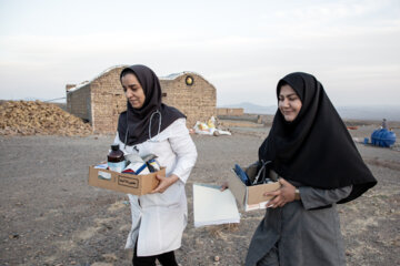 کادر سلامت مرکز بهداشت شهرستان ملارد 
در «پویش ملی سلامت» با مراجعه خانه به خانه اهالی روستای «محمدآباد قمشلو» را در  زمینه بیماری‌های پرفشاری خون و دیابت غربالگری می کنند