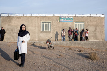 کادر سلامت مرکز بهداشت شهرستان ملارد 
در «پویش ملی سلامت» با مراجعه خانه به خانه اهالی روستای «محمدآباد قمشلو» را در  زمینه بیماری‌های پرفشاری خون و دیابت غربالگری می کنند