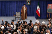 قائد الثورة الإسلامية يستقبل جمعا من أهالي كرمان وخوزستان